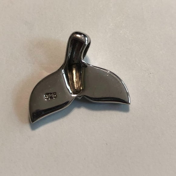 Women's sterling silver 'whale tail" pendant. - Picture 3 of 6